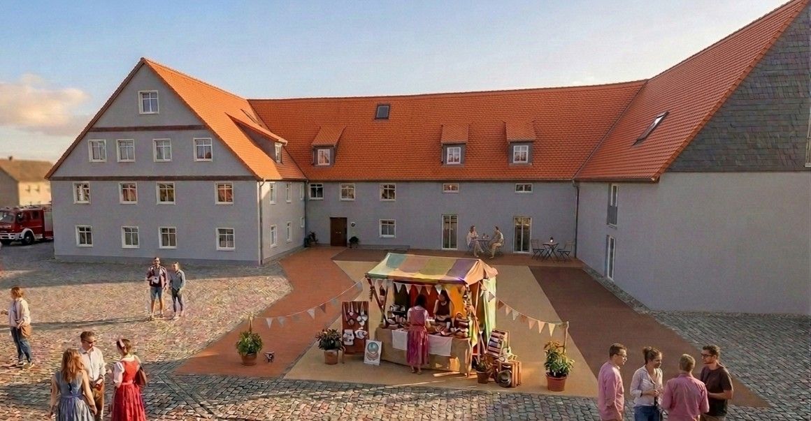 Saniertes Hofensemble mit Marktstand und Besuchern im Innenhof