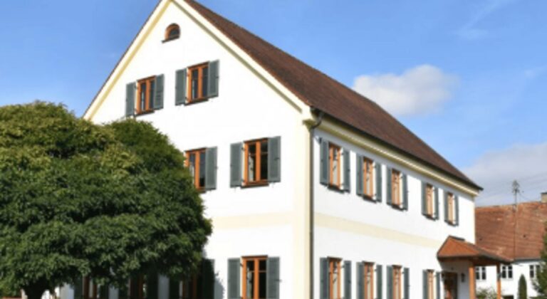 Saniertes Bauernhaus mit altem Baumbestand