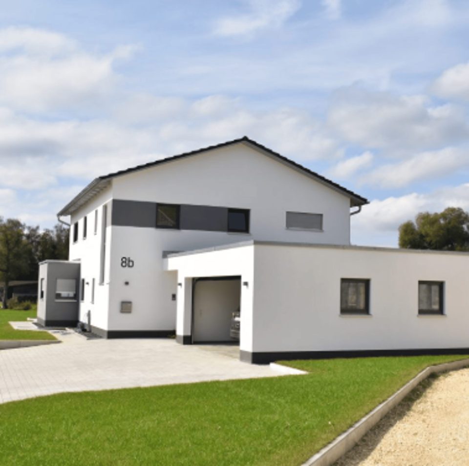 Modernes Einfamilienhaus mit Flachdach und Garage