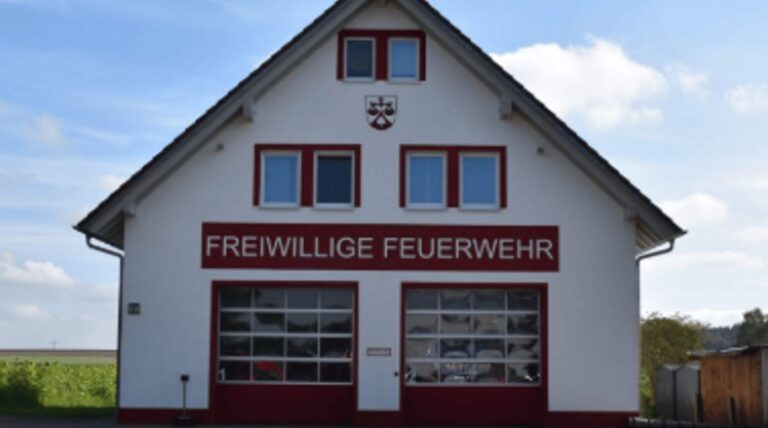 Neu gebautes Feuerwehrhaus mit rot abgesetzten Toren