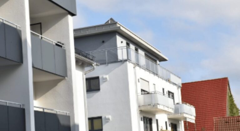 Mehrfamilienhaus mit umlaufenden Balkonen