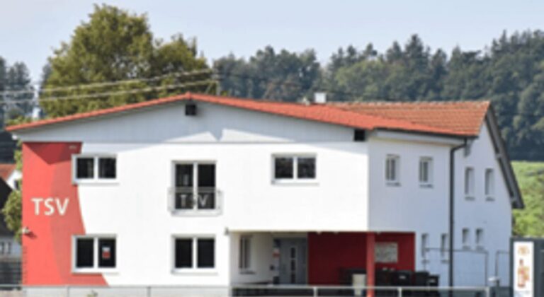 Vereinsheim des TSV mit rotem Eingangsbereich